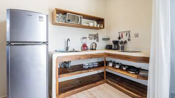 Departamento familiar, varias camas, vista a la alberca (A10) | Cocina privada | Frigobar, microondas, parrilla de estufa y cafetera y tetera