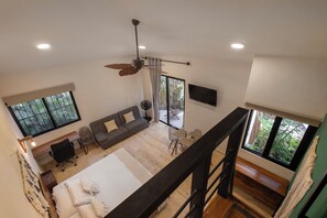 Bureau, espace de travail pour ordinateur portable