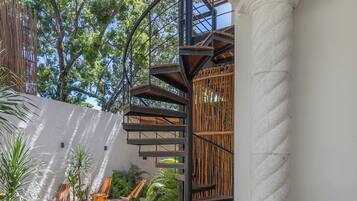 Familie appartement, Meerdere bedden, uitzicht op zwembad (A10) | Kamervoorziening