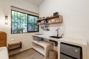 Studio Deluks, 1 Tempat Tidur King (A2) | Dapur kecil pribadi | Lemari es kecil, microwave, kompor, dan mesin pembuat kopi/teh