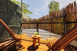 スーペリア スタジオ キングベッド 1 台 (A8) | テラス / パティオ