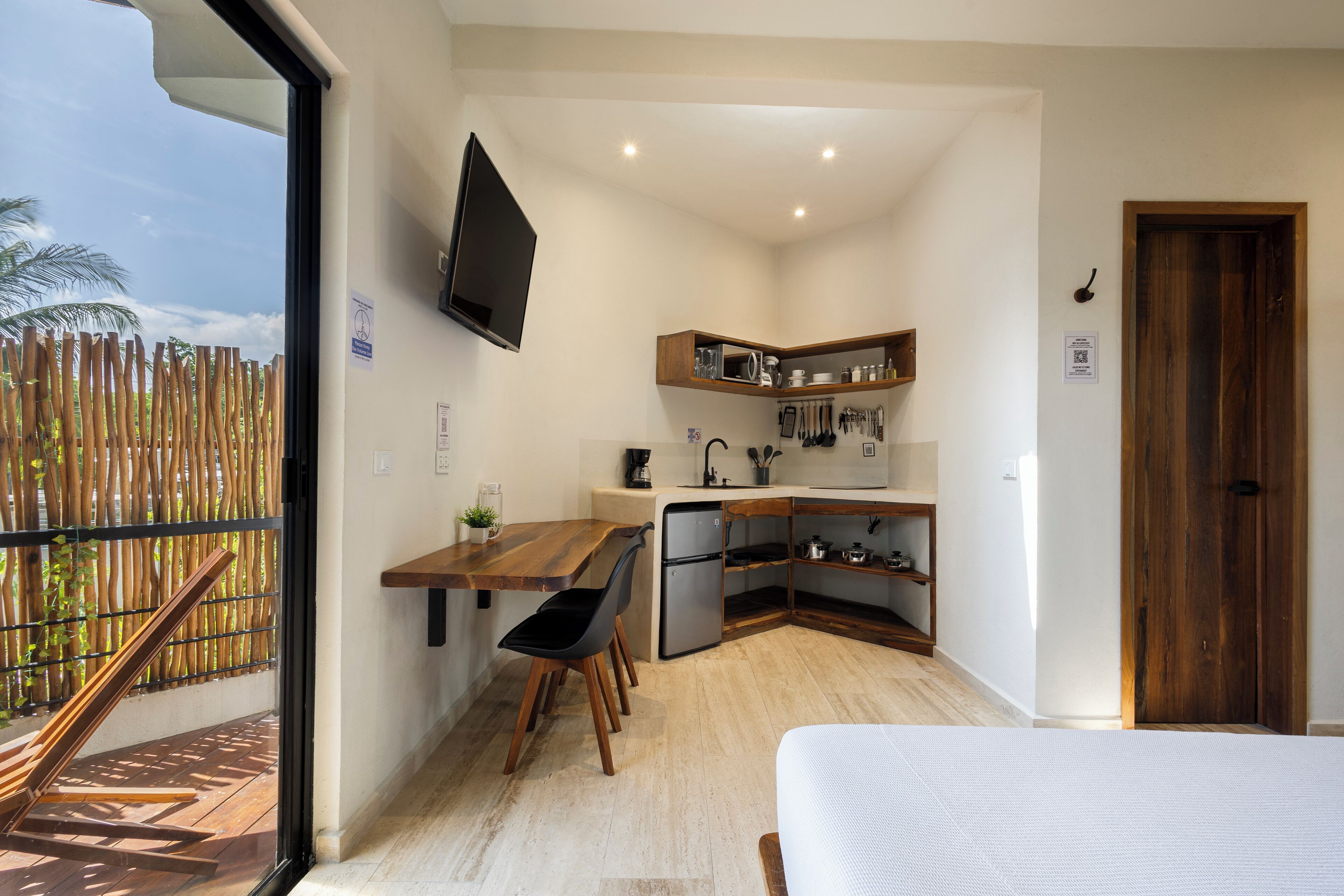 Superior Studio, 1 King Bed (A8) | Desk, laptop workspace, iron/ironing board, free WiFi