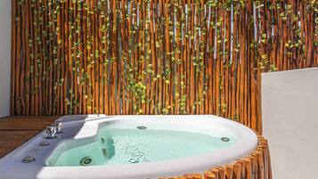 Familie appartement, Meerdere bedden, uitzicht op zwembad (A10) | Bubbelbad