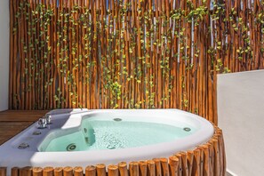 家庭公寓, 多張床, 泳池景 (A10) | 按摩浴缸