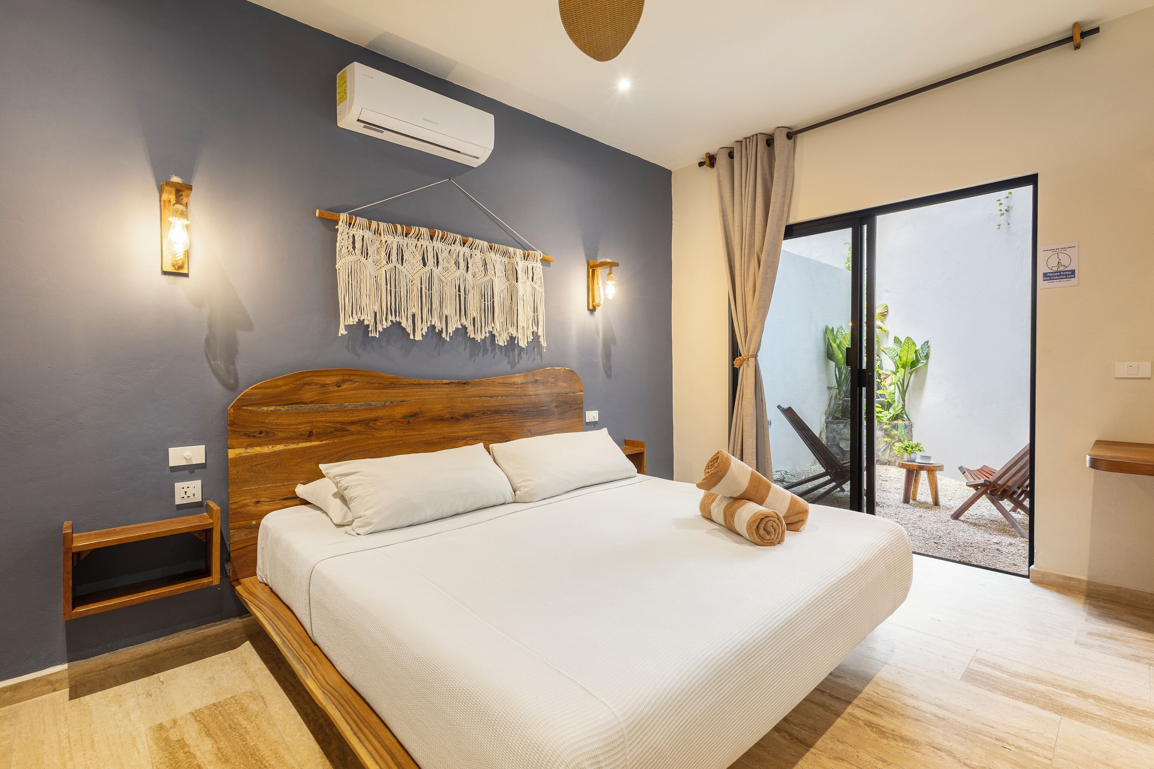 Superior studio, 1 kingsize bed, op benedenverdieping (A7) | Een bureau, een laptopwerkplek, een strijkplank/strijkijzer, gratis wifi