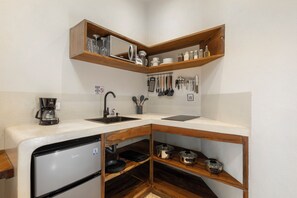 高級開放式客房, 1 張特大雙人床 (A8) | 私人小型廚房 | 迷你雪櫃、微波爐、爐具、咖啡機/沖茶器