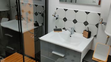 SĂšche-cheveux, serviettes fournies, savon, papier toilette