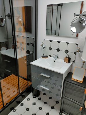 Sèche-cheveux, serviettes fournies, savon, papier toilette