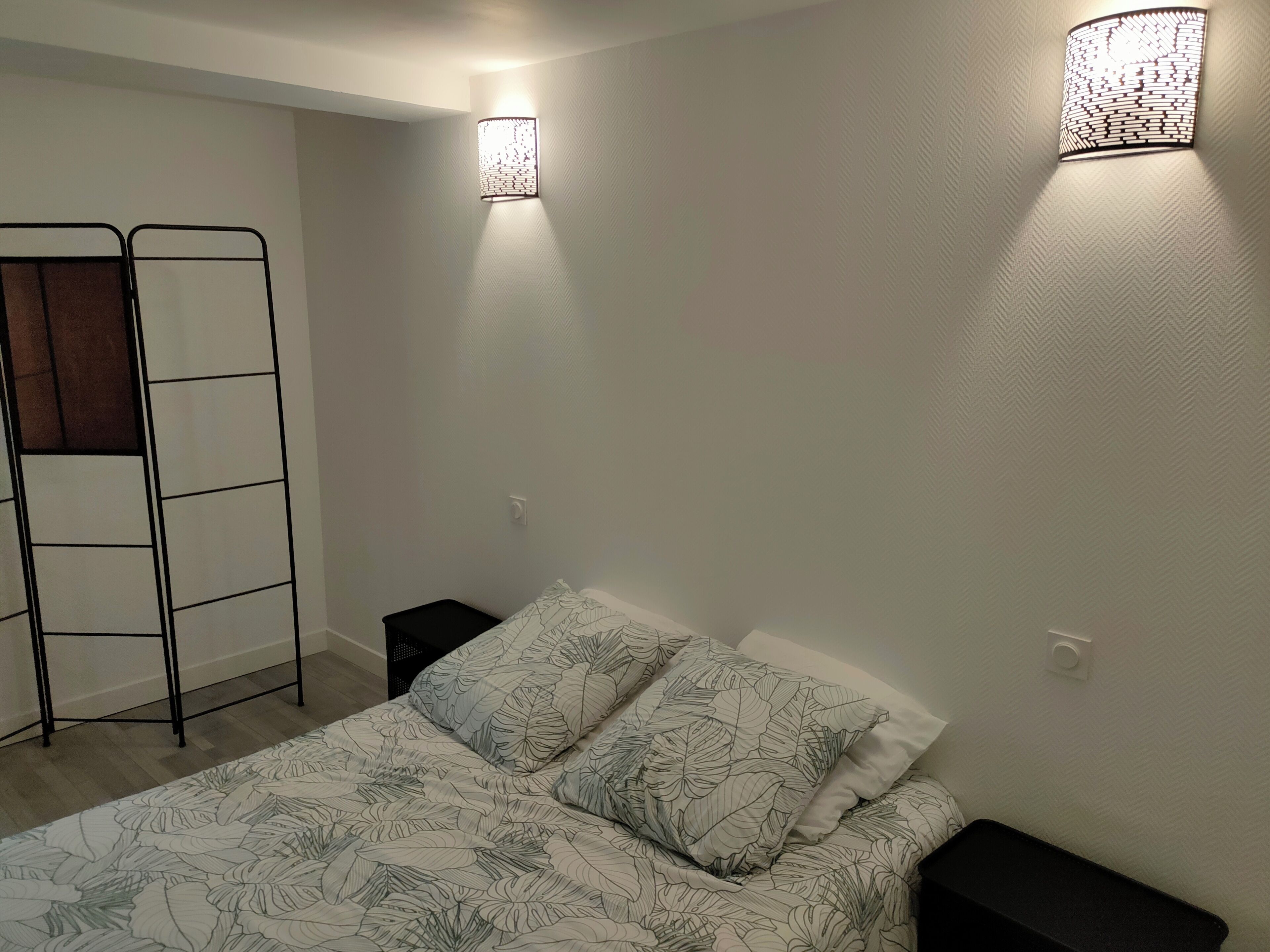 1 dormitori, planxa i posts de planxar, wifi i roba de llit 