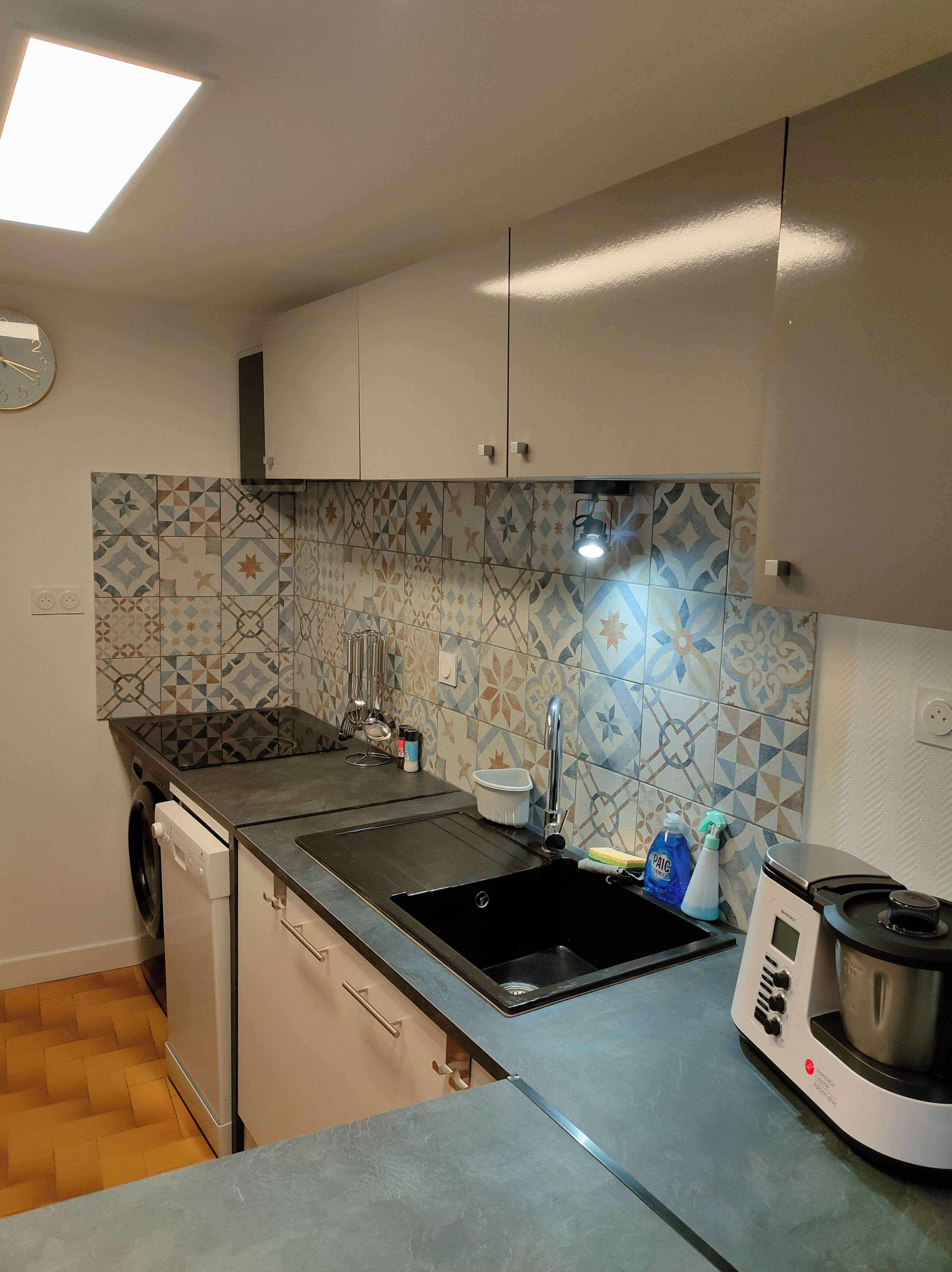 Réfrigérateur, micro-ondes, plaque de cuisson, lave-vaisselle