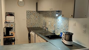 Réfrigérateur, micro-ondes, plaque de cuisson, lave-vaisselle