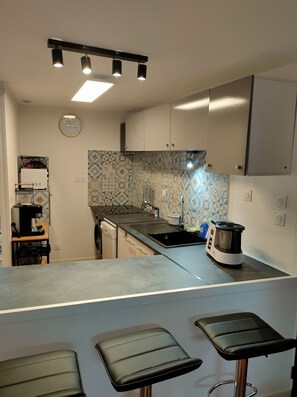 Réfrigérateur, micro-ondes, plaque de cuisson, lave-vaisselle