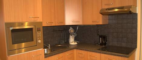 Een koelkast, een microgolfoven, een oven, een kookplaat