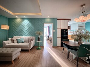 Nhà tiện nghi đơn giản, 2 phòng ngủ, quang cảnh vườn | Khu phòng khách