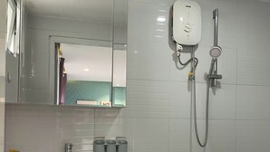บ้านคอมฟอร์ท, 2 ห้องนอน, วิวสวน | ห้องน้ำ | รองเท้าสวมภายในห้อง