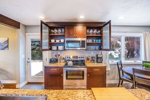 Microwave, oven, stovetop, dishwasher - Spacious, Modern 4BR house with city view and easy access to ski resorts (Salt Lake City)