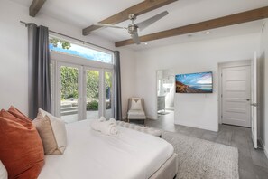 3 bedrooms, iron/ironing board, free WiFi, bed sheets - Luxury 3-Bed Beach Cottage with Hot Tub, Fire Pit, BBQ - Walk To Beach (Cardiff By The Sea)
