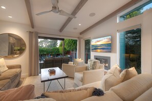 智能电视、壁炉、乒乓球、立体声音响