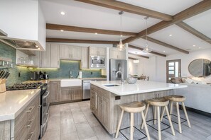 冰箱、微波炉、烤箱、炉灶