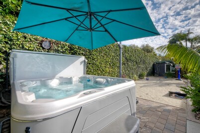 Luxury 3-Bed Beach Cottage with Hot Tub, Fire Pit, BBQ - Walk To Beach