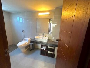 Deluxe Double Room | Bathroom | Bathtub, free toiletries, towels, soap