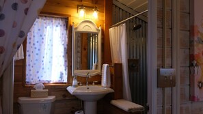 Een douche, handdoeken