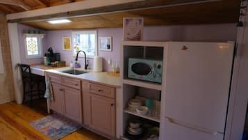 Refrigerador, microondas, cafetera y tetera y tostadora