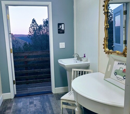 Lovely 6-bedroom house with AC in charming Tahoe Sierras Gold Country