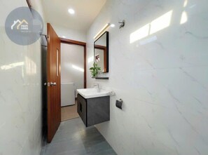 Bathroom - Simple Life Homes (Ba Dinh)