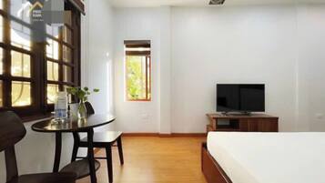 Escritorio, espacio para trabajar con laptop y wifi gratis