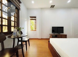 Escritorio, espacio para trabajar con laptop y wifi gratis 