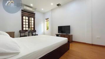 Escritorio, espacio para trabajar con laptop y wifi gratis