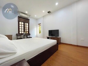 Escritorio, espacio para trabajar con laptop y wifi gratis 