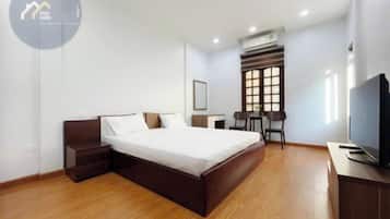 Escritorio, espacio para trabajar con laptop y wifi gratis