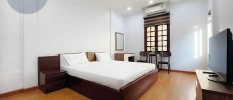 Escritorio, espacio para trabajar con laptop y wifi gratis