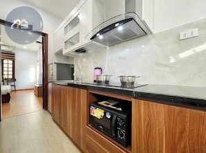 Tủ lạnh nhỏ, lò vi sóng