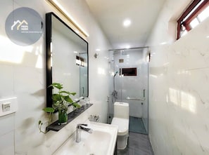 Đồ dùng nhà tắm miễn phí, máy sấy tóc, khăn tắm, xà phòng