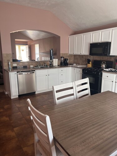 Spacious 4-bedroom house in beautiful College Station with AC