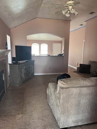 Spacious 4-bedroom house in beautiful College Station with AC