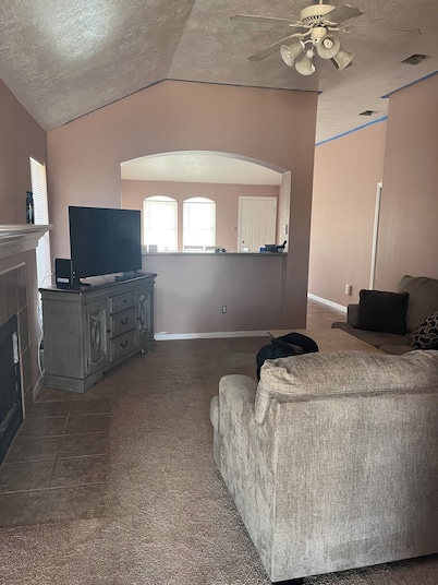 Spacious 4-bedroom house in beautiful College Station with AC