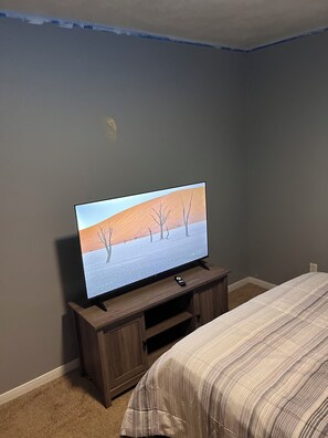 Tabla de planchar con plancha, internet y ropa de cama 