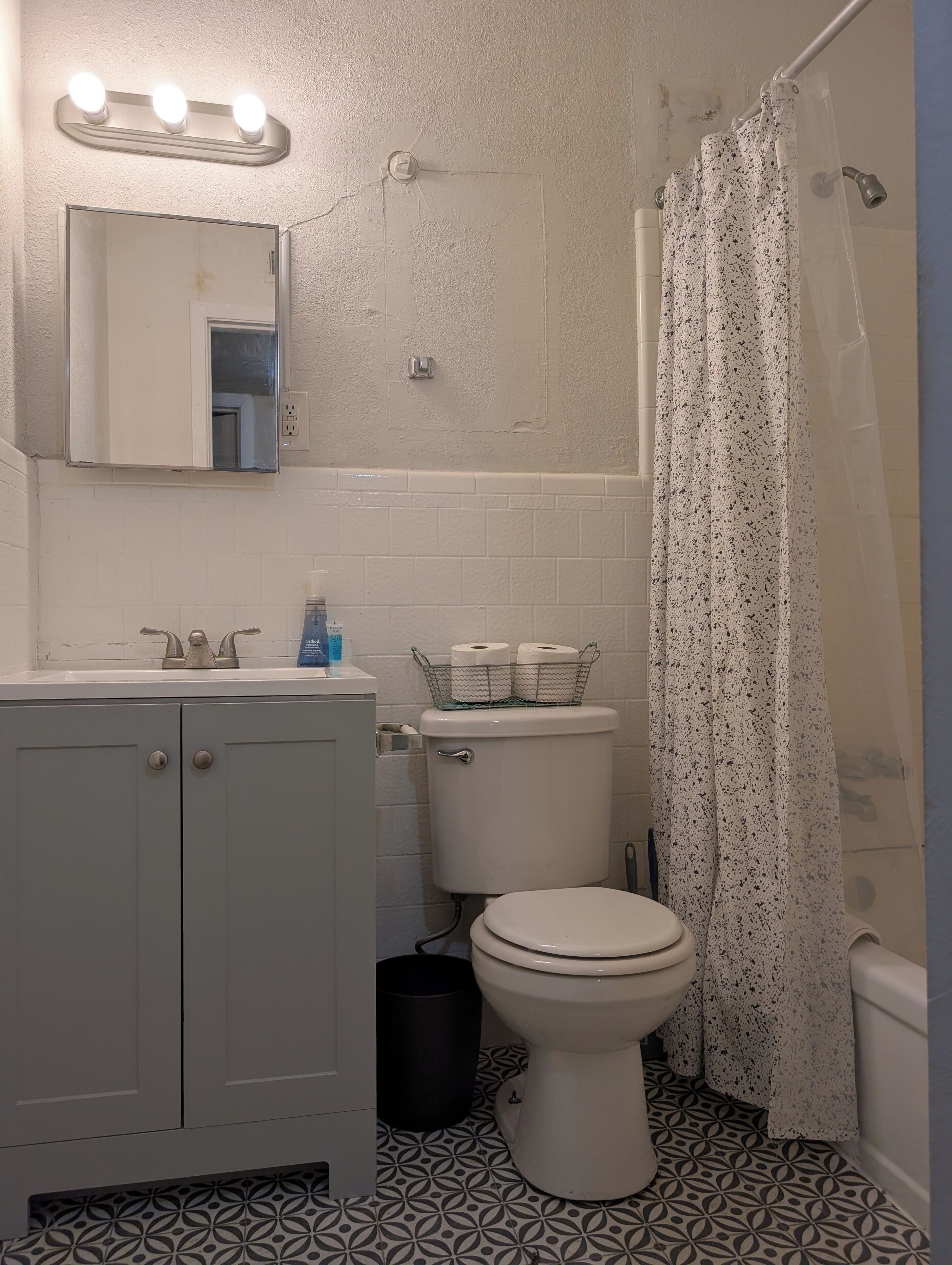 Sèche-cheveux, serviettes fournies, savon, papier toilette