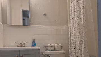 Sèche-cheveux, serviettes fournies, savon, papier toilette