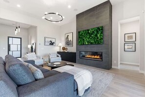 Smart TV, fireplace, offices - Sierra Vista - Gated Community in Sereno Canyon (Scottsdale)