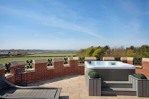 Outdoor spa tub - Priory Lodge - Luxury Cottages (St Osyth)