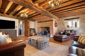 Smart-TV, Kamin, Arbeitsbereiche