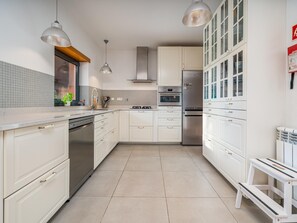 Fridge, microwave, oven, dishwasher - Contemporary villa with private pool (Lagos)