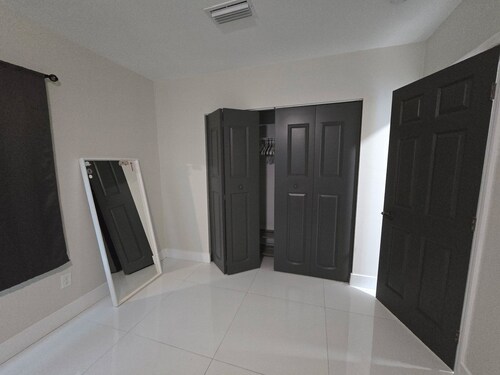 Cozy studio in peaceful Valrico with refreshing AC. Fully remodeled in 2024.