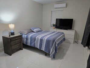 Fer et planche à repasser, accès Internet, draps fournis