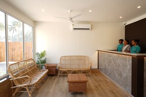 ฝ่ายต้อนรับ